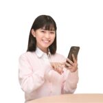 スマホを使う女子高生
